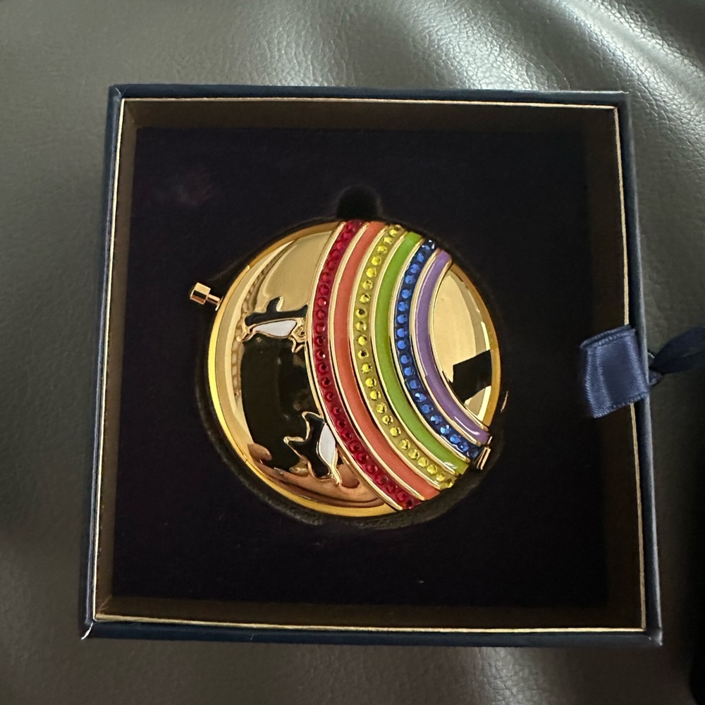 Estée Lauder limited edition Gold Compact - chasing rainbows